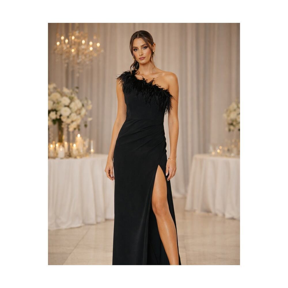 New with Tags Mac Duggal Black One Shoulder Feather Trim Gown Formal Dress Size6